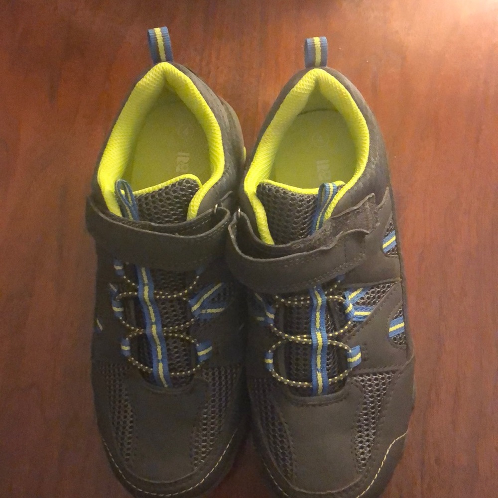 Rugged Outback tennis shoes size 4